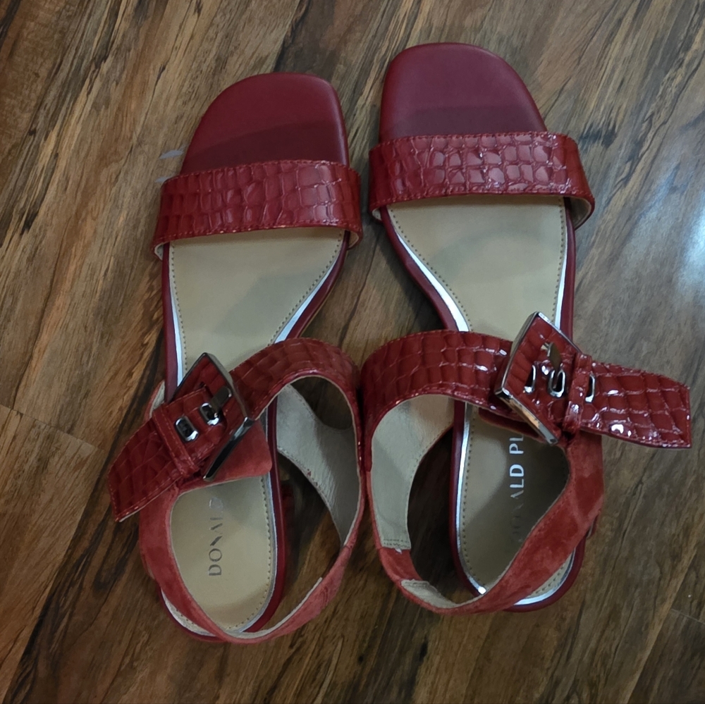 Donald Pilner Women's Vixi Sandal In Red. Size 9 Brand New. Smoke Free Home - Picture 9 of 9
